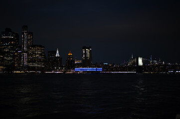 Fototapeta premium Pier 17 und Brooklyn Bridge bei nacht