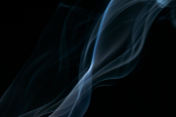 黒背景に浮かび上がる青い煙_015