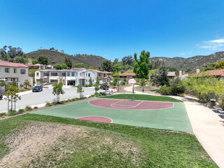 Obraz premium Basketball court in a housing community where everyone can play ball, San DIego