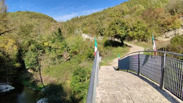 Carpinone - Parco delle Cascate dal ponticello di accesso