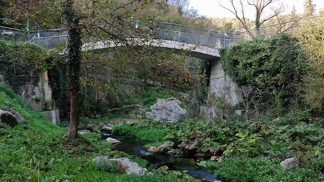 Carpinone - Ponticello di accesso al Parco delle Cascate dal Torrente Carpino