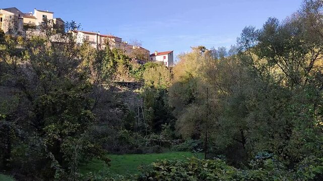 Carpinone - Scorcio del borgo dalla stradina per le cascate