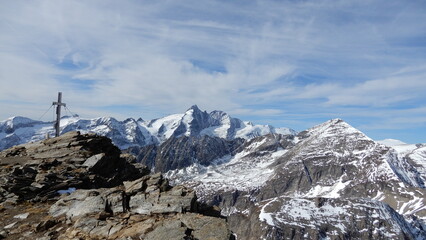 am Gipfel vom Spielmann 3029m mit Blick zum Gro&szlig;glockner 3798m und rechts das Sinnwelleck 3261m
