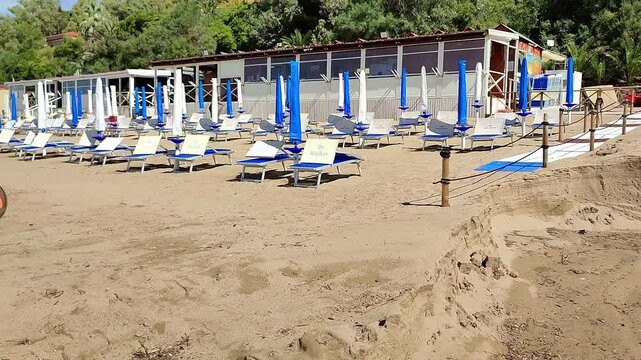 San Marco di Castellabate - Tubo di scarico tra i lidi della Spiaggia del Pozzillo