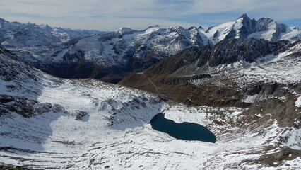 Blick hinunter auf den Pfandlschartensee... rechts hinten der Großglockner 3798m