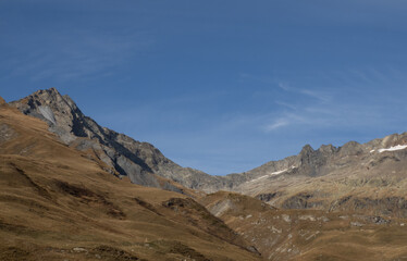 sommets surplombant la vallée des glaciers dans le beaufortain, col du tondu, mont tondu, pointe des lanchettes et alpages