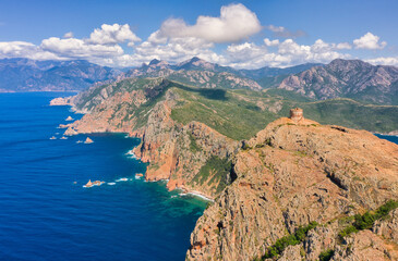 Fototapeta premium Capu Rosso mit Genueserturm von der Wasserseite