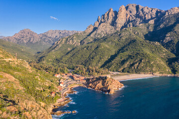 Blick auf Porto und Capu d'Orto auf Korsika zur goldenen Stunde