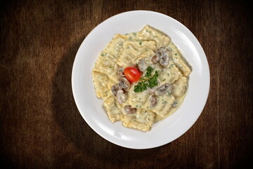 Bufala ravioli alla cream with champignons seen from above