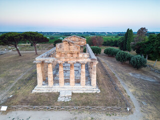 Vista aerea del parco Archeologico di Paestum."Basilica" (metà del VI sec. a.C.), il secondo, più piccolo e lontano dagli altri due, è il tempio di Athena (510 a.C.)  tempio di Nettuno