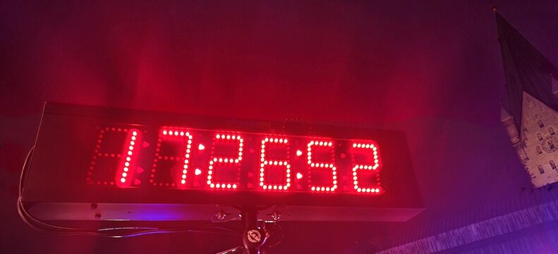 neon display post meridiem time