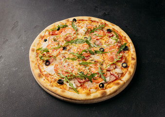 Classic pizza with fresh tomato, olives, and arugula toppings, perfect for pizza lovers 