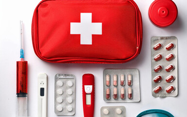 articulos de primeros auxilios kit set medicos aislado sobre fondo blanco, vista superior