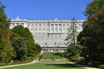 Naklejka premium Jardins do Campo del Moro com o Palácio Real de Madrid na Espanha