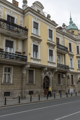 Obraz premium Yellow building with a green dome on top