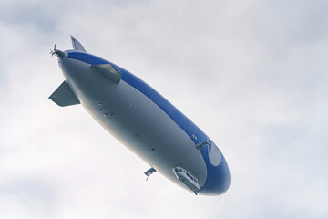 Obraz premium An airship in the sky with people on an excursion above the earth in a tourist flight.