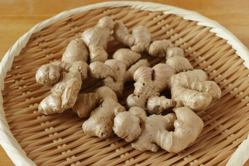 ざるにのった根生姜