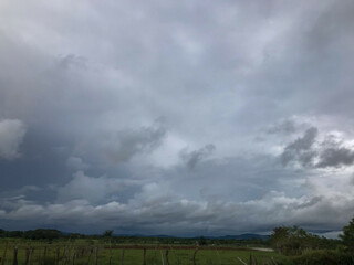 Fototapeta premium Serene farm scene with a wide open sky and horizon.
