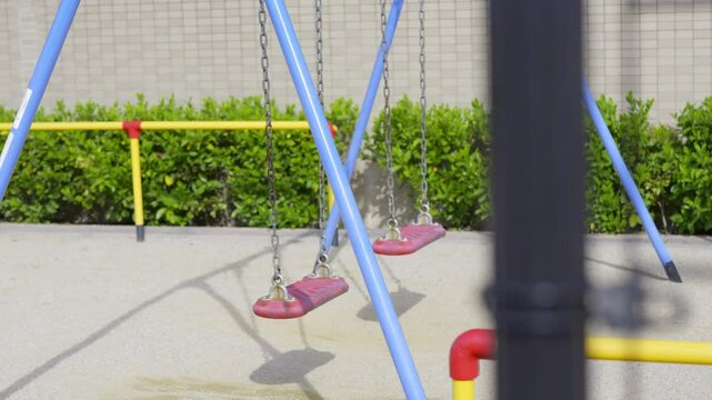 誰もいない公園のブランコを覗き込む