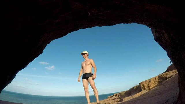 homem de f&eacute;rias na praia 