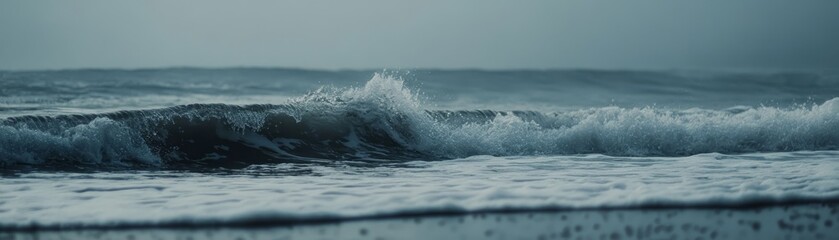 Obraz premium Ocean Waves Crashing on Shore with White Foam and Splashes