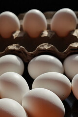 Una toma de cerca de varios huevos fresco de gallina para comer colocado en un cart&oacute;n