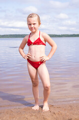 On a hot summer day, a child is relaxing on the lake. A girl on the beach.