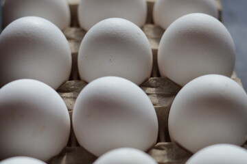 Una toma de cerca de varios huevos fresco de gallina para comer colocado en un cartón