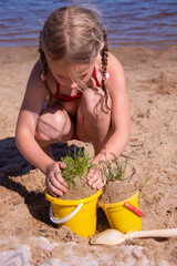 On a hot summer day, a child is relaxing on the lake. A girl on the beach.