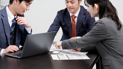 ミーティングをするアジア人ビジネスパーソン