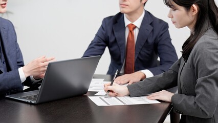 ミーティングをするアジア人ビジネスパーソン