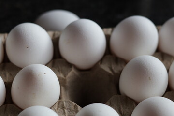 Una toma de cerca de varios huevos fresco de gallina para comer colocado en un cartón