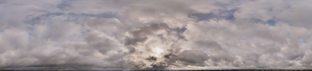 Obraz premium Dramatic Cloudscape Over Horizon with Sunlight Peeking Through