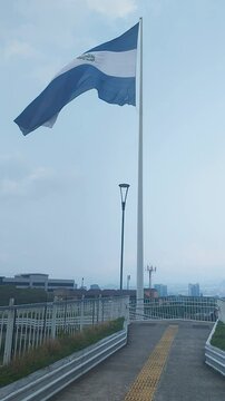 La bandera de El Salvador est&aacute; ondeando en la Plaza Masferrer