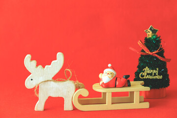トナカイとそりに乗ったサンタのクリスマスイメージ