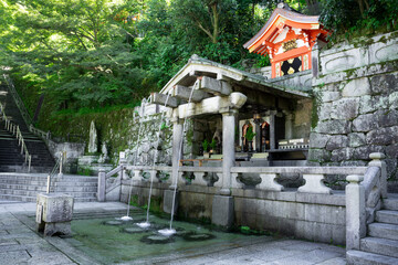 音羽の滝と不動堂 京都市東山区清水