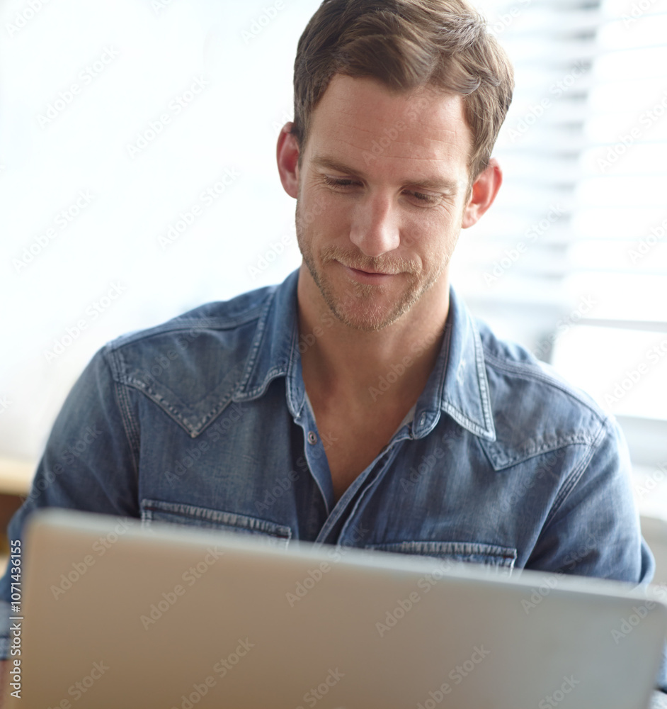 Aufkleber office, laptop and business man at startup company working online for project, research and planning