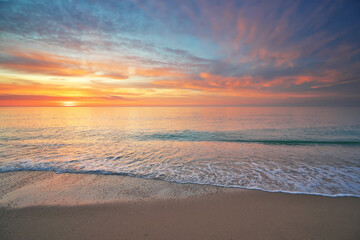 Obraz premium Sandy seashore at sunset