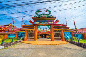 Obraz premium Kwan Sing Bio temple which directly faces the sea built in 1773 as a place of worship for the God Kwan Kong. decorated with a giant crab statue