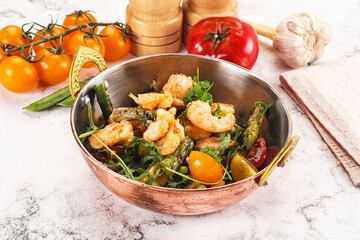 Gourmet salad with prawn and asparagus