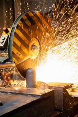 Flexen eines Werkstücks aus Metall in einem Industriebetrieb