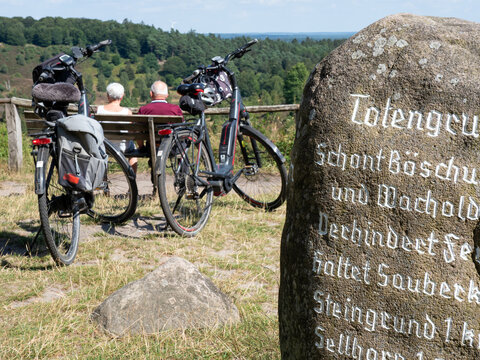 L&uuml;neburger Heide - Paar schaut in den Totengrund - Fahrradfahren mit E-Bike