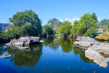 Obraz premium Maros Rammang-Rammang, panoramic views of clear rivers and shell rocks overlooking trees and mountains