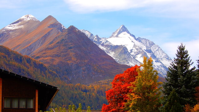 ein wundersch&ouml;ner Herbsttag in Heiligenblut (M&ouml;lltal in K&auml;rnten)  Blick zum Gro&szlig;glockner 3798m.. links oben Erster Leiterkopf 2483m , Dritter Leiterkopf 2891m und der Schwertkopf 3099m