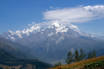 Obraz premium Beautiful clouds over the snowy mountain range in Svaneti, Gerogia.