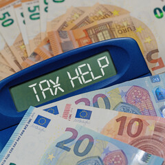 Taschenrechner mit den Worten Tax Help im Display