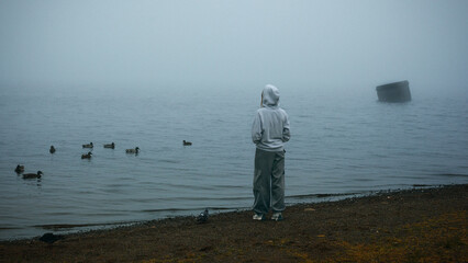 Obraz premium Girl on the shore of Lake Ladoga