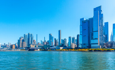 Fototapeta premium Manhattan skyscrapers seen from the water on a sunny morning