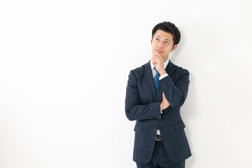 悩むビジネスマン　中年男性