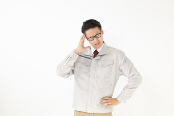 作業服姿で悩む男性男性